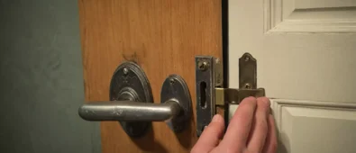 Jak krok po kroku wymienić zamek w drzwiach wejściowych